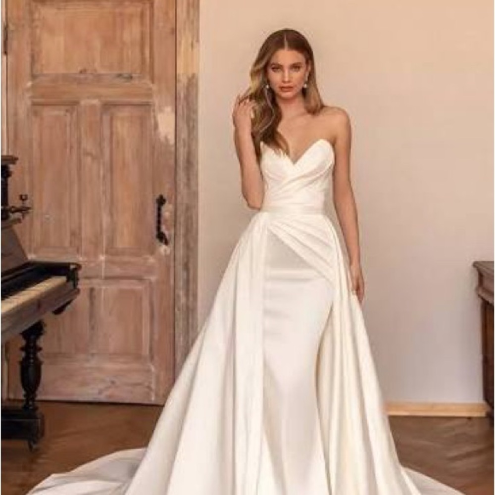 Stunning Ivory Bridal Gown